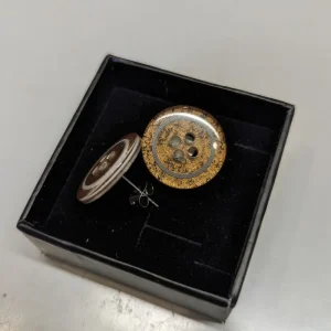 Knappeøreringe brun med hvid ring